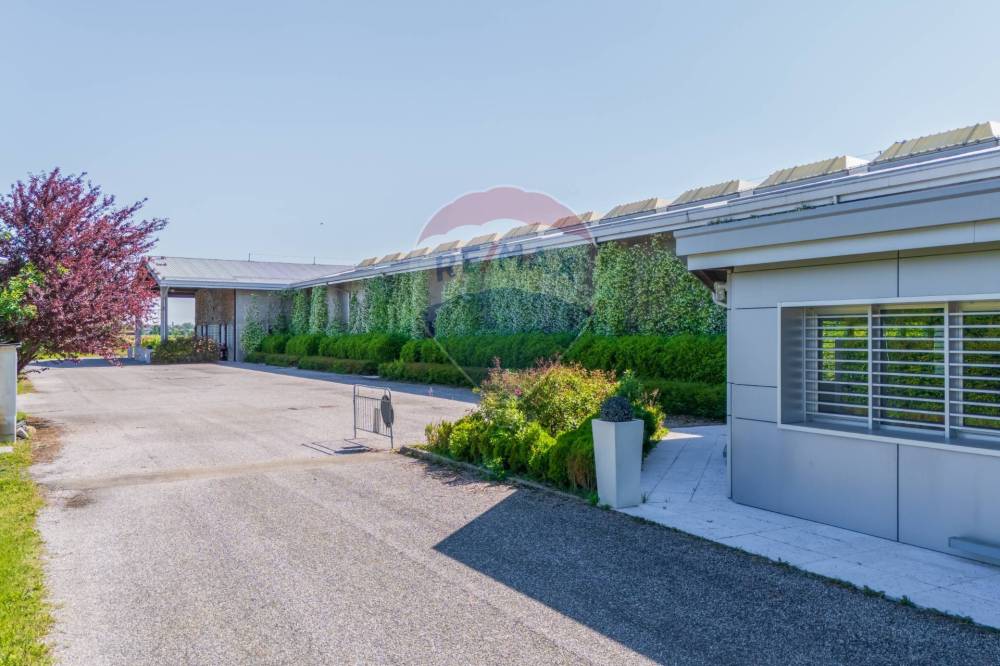 locale commerciale in vendita a Carpi in zona Santa Croce