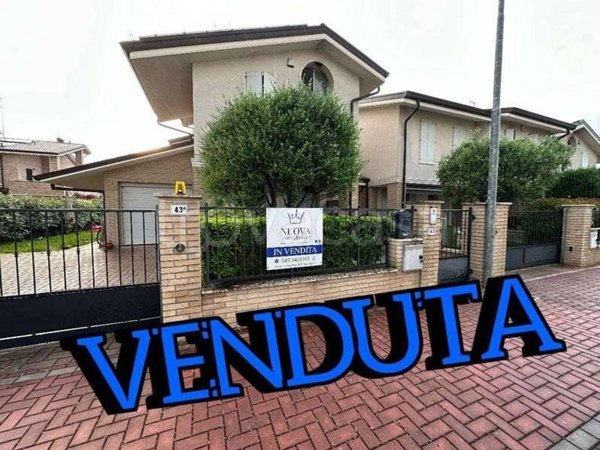 casa indipendente in vendita a Carpi