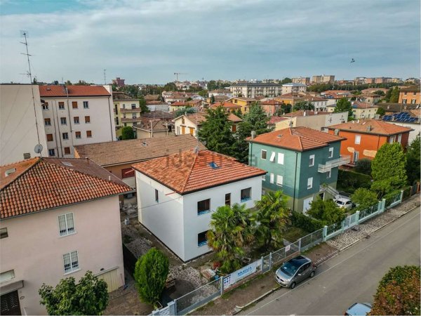 casa indipendente in vendita a Carpi in zona Centro Storico