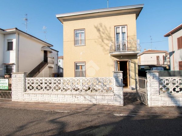 casa indipendente in vendita a Carpi