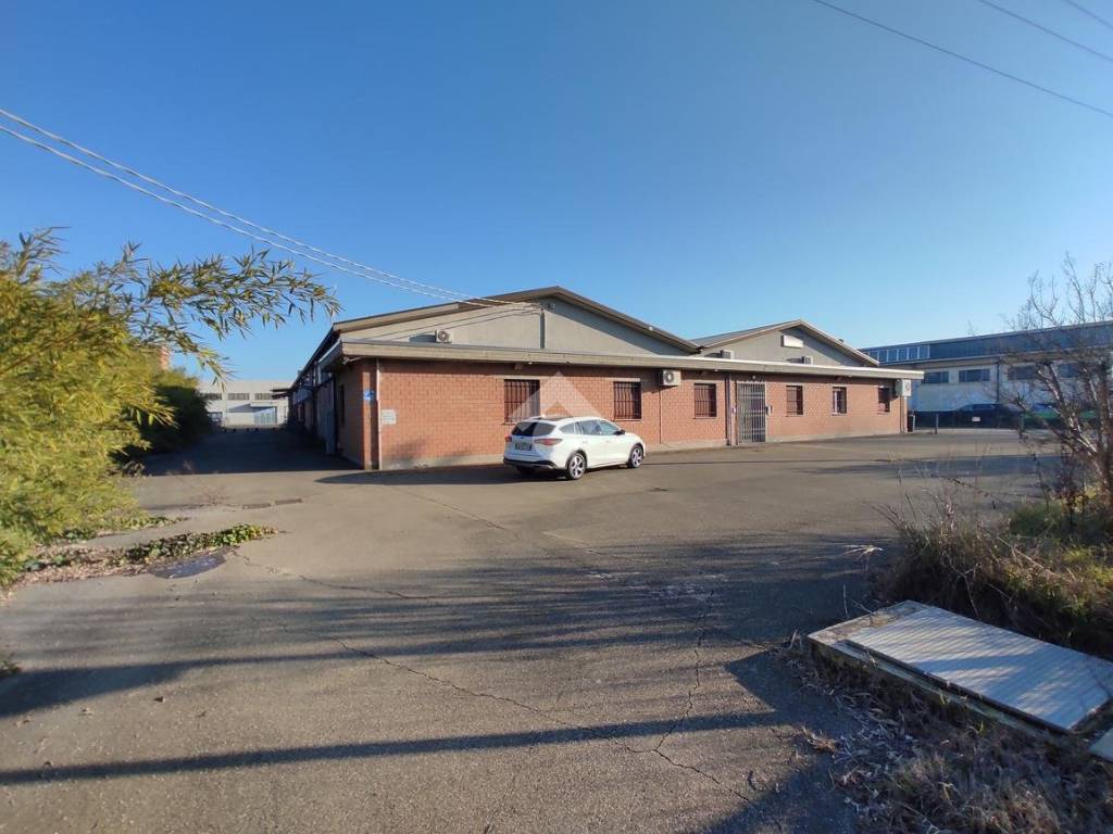 locale commerciale in vendita a Carpi in zona Budrione