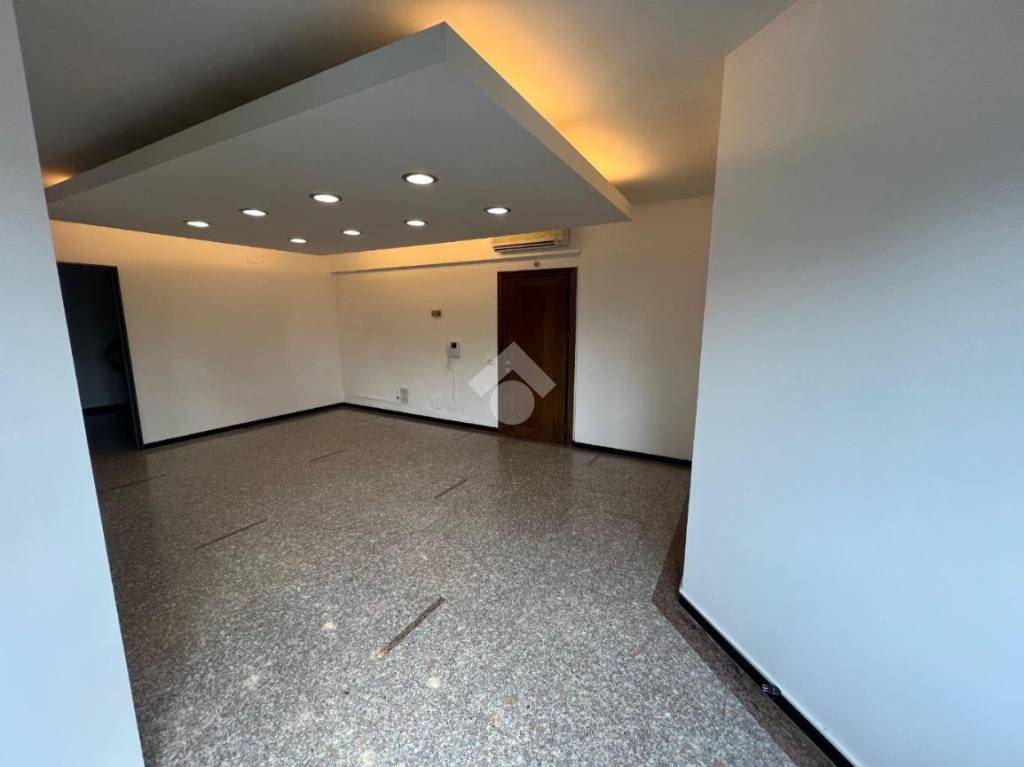 ufficio in vendita a Carpi in zona Centro Storico