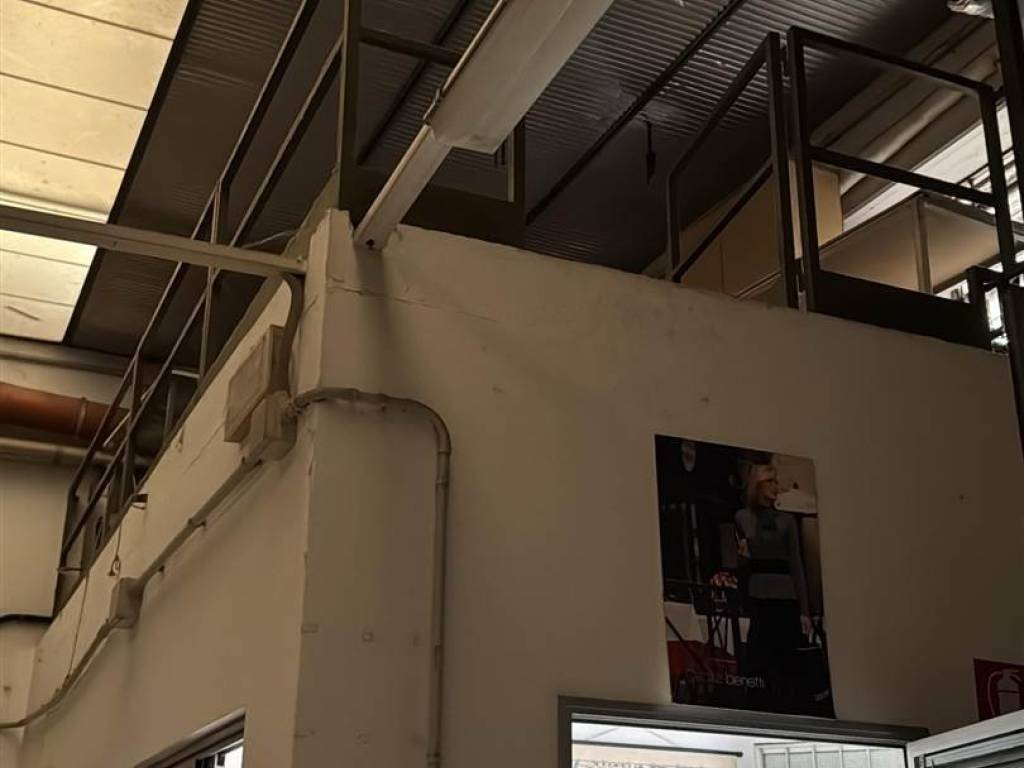 locale commerciale in vendita a Carpi