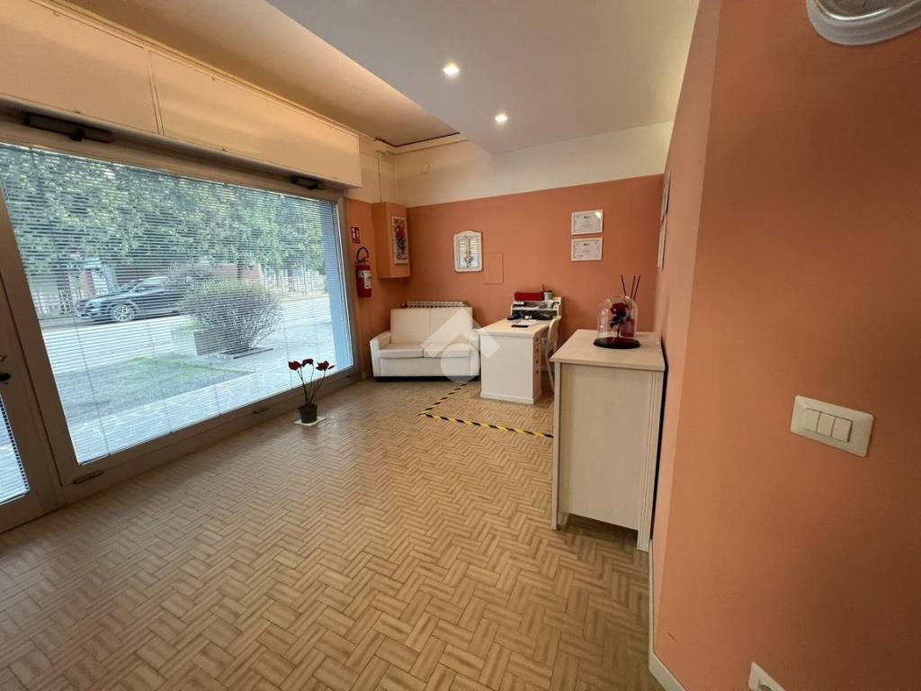 negozio in vendita a Carpi in zona Quartirolo