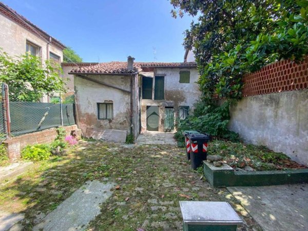 casa indipendente in vendita a Carpi in zona Centro Storico