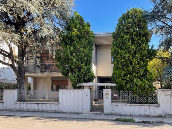 casa indipendente in vendita a Carpi in zona Centro Storico