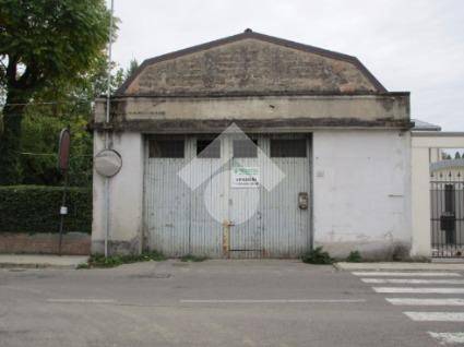 capannone in vendita a Carpi in zona Centro Storico