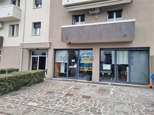 locale commerciale in vendita a Carpi in zona Quartirolo