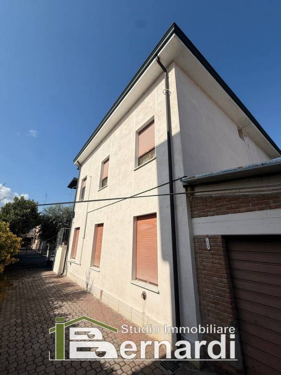 casa indipendente in vendita a Carpi in zona Centro Storico