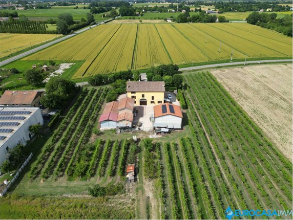 casa indipendente in vendita a Carpi in zona Centro Storico