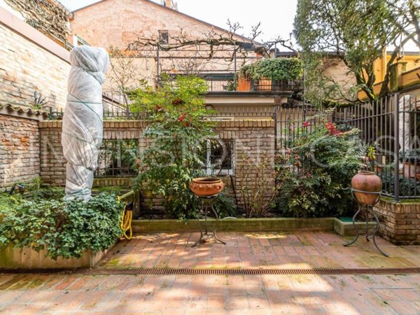 casa semindipendente in vendita a Carpi in zona Centro Storico
