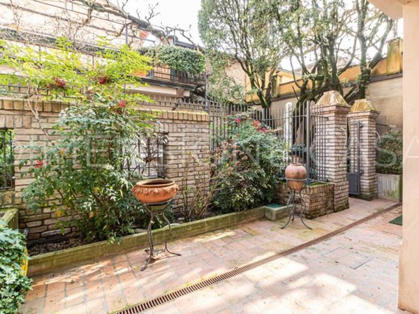 casa indipendente in vendita a Carpi in zona Centro Storico