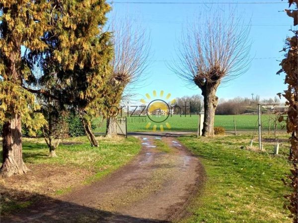casale in vendita a Carpi in zona Santa Croce