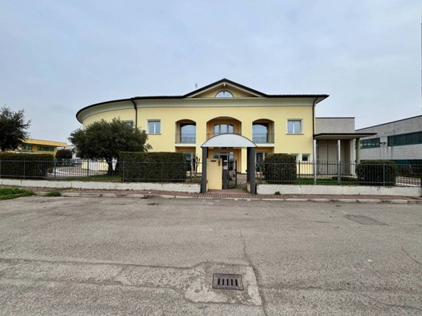 locale commerciale in vendita a Carpi in zona Budrione