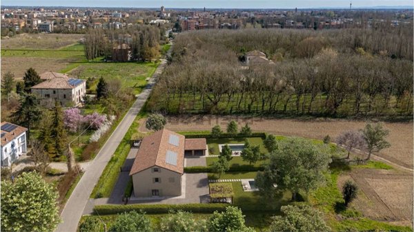 casa indipendente in vendita a Carpi in zona Centro Storico