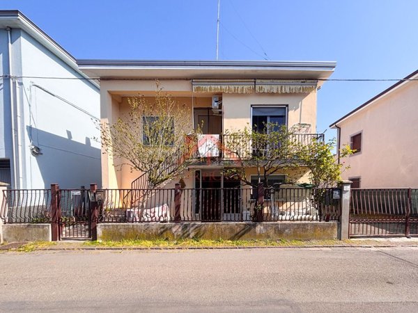 casa indipendente in vendita a Carpi in zona Centro Storico