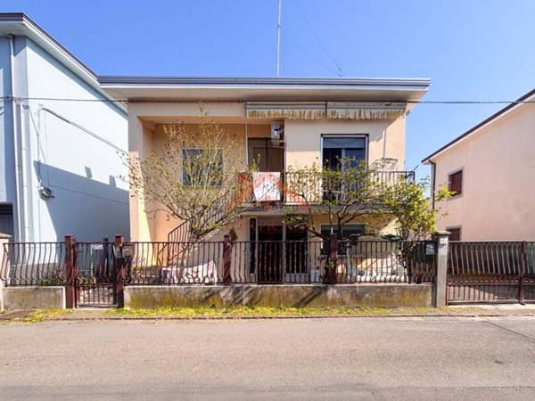 casa indipendente in vendita a Carpi in zona Centro Storico