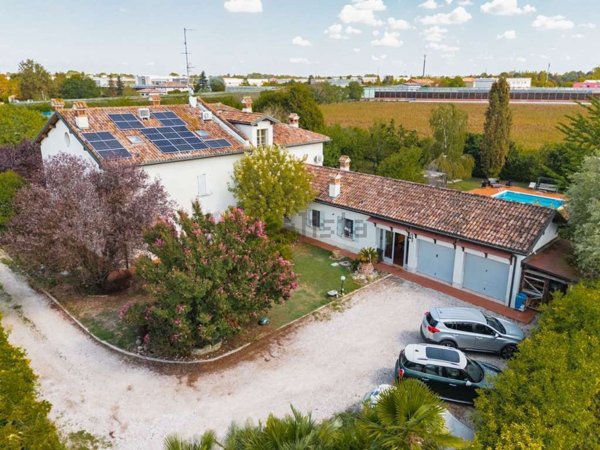 casa indipendente in vendita a Carpi in zona Centro Storico