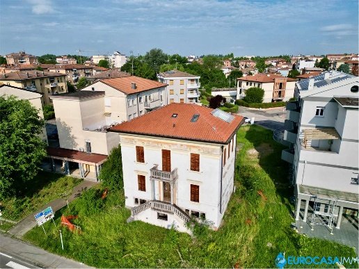 casa indipendente in vendita a Carpi in zona Centro Storico