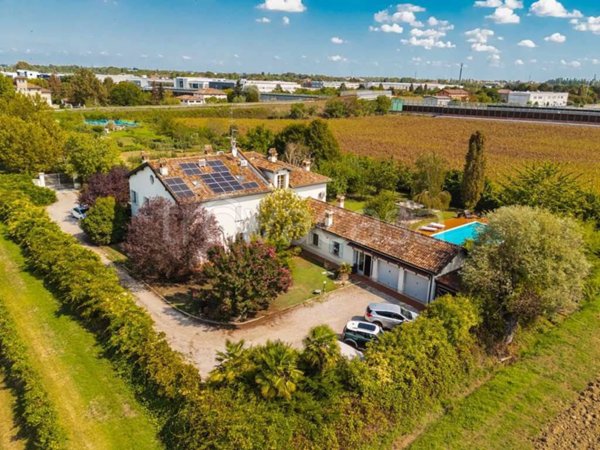 casa indipendente in vendita a Carpi in zona Centro Storico