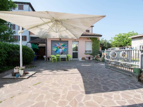 casa indipendente in vendita a Carpi in zona Centro Storico