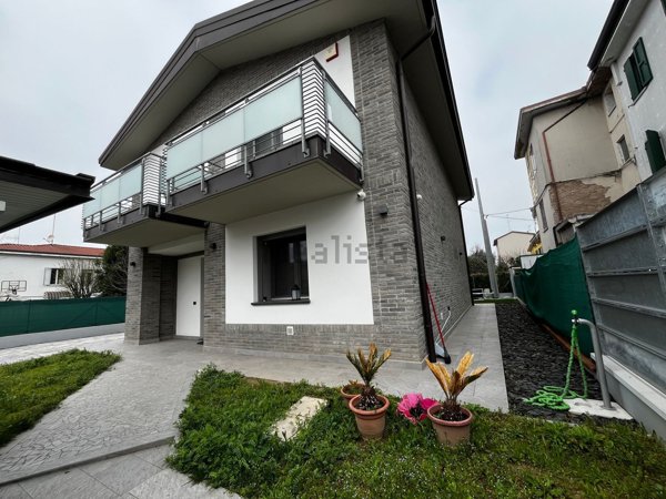 casa indipendente in vendita a Carpi in zona Cibeno Pile