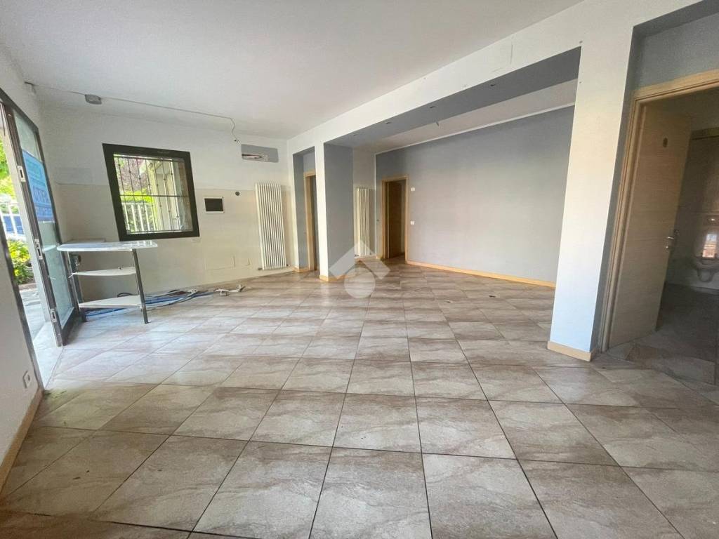 negozio in vendita a Carpi