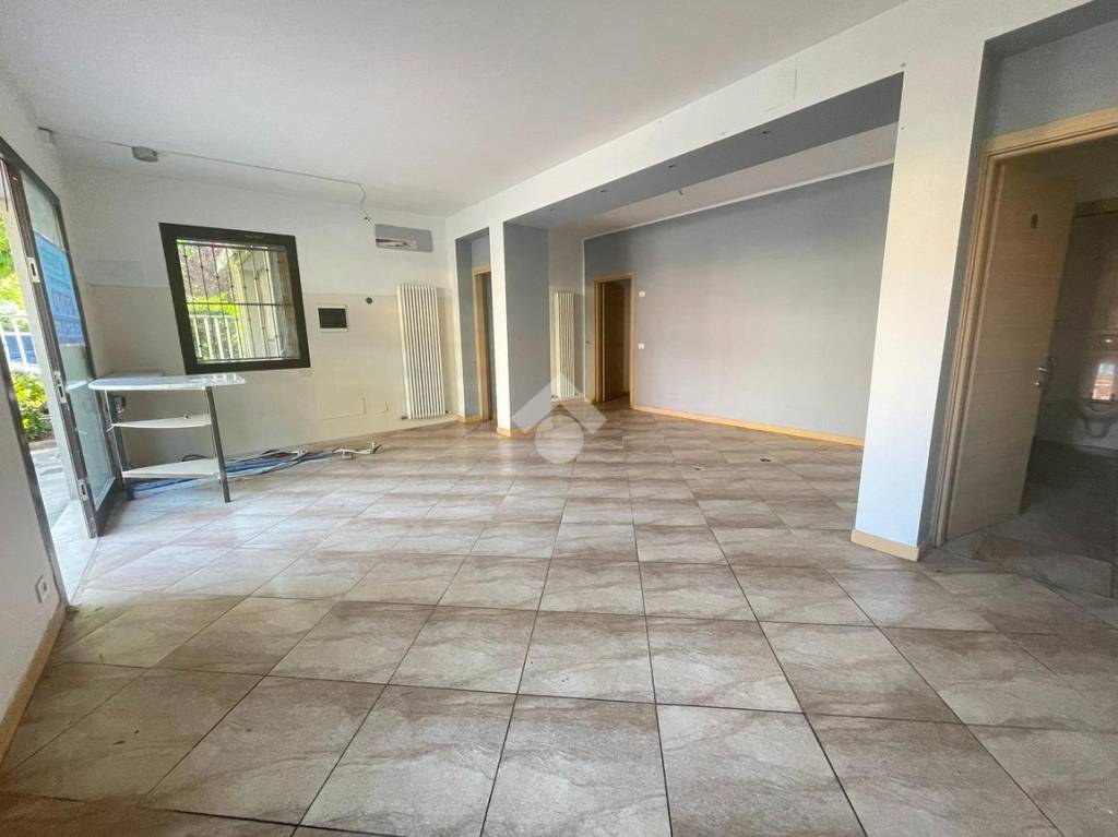 negozio in vendita a Carpi in zona Centro Storico
