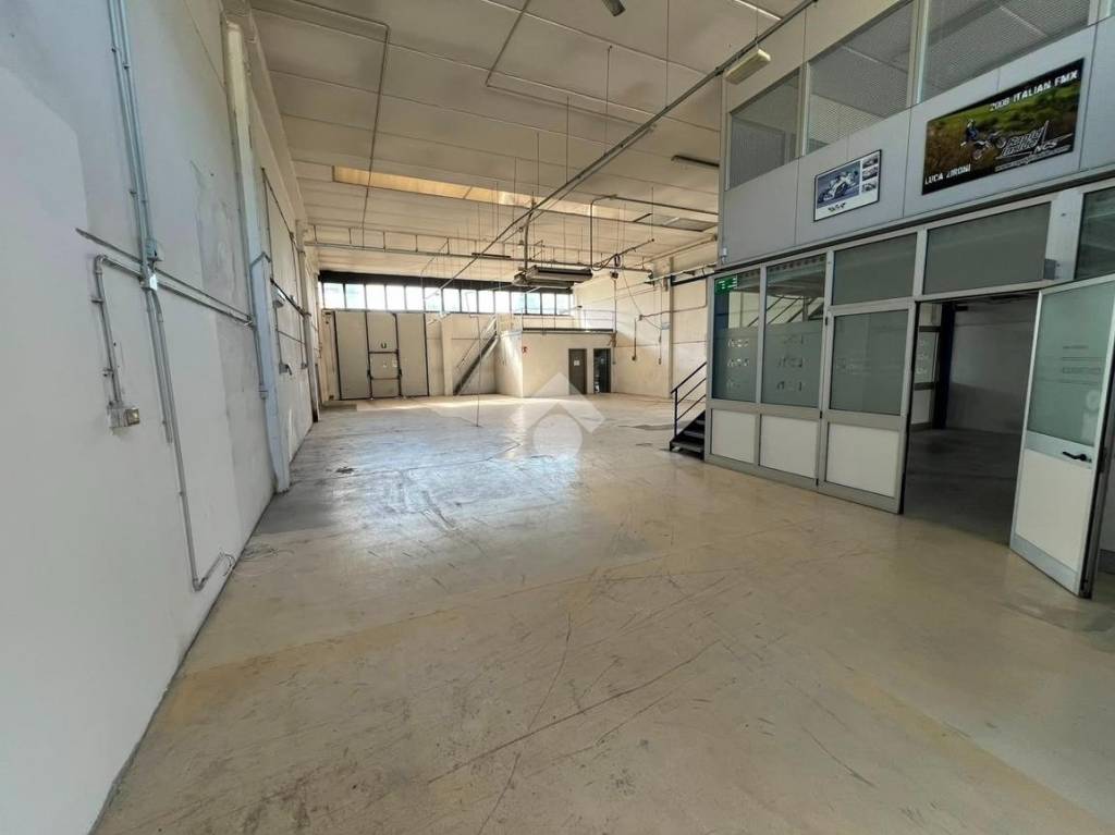 locale commerciale in vendita a Carpi in zona Cibeno Pile