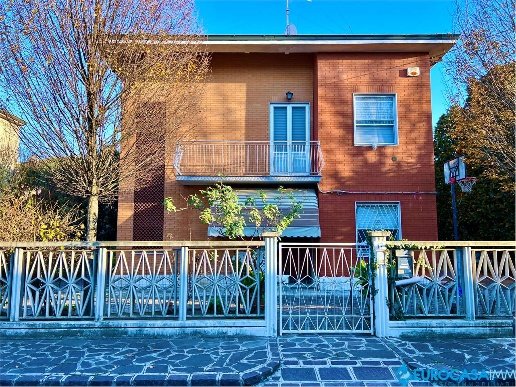 casa indipendente in vendita a Carpi