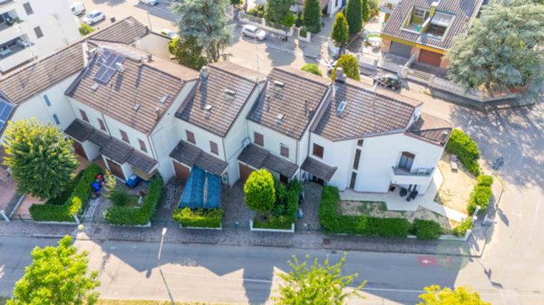 casa indipendente in vendita a Carpi in zona Cibeno Pile