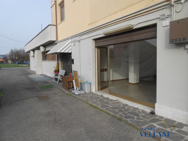 locale commerciale in vendita a Carpi in zona Fossoli