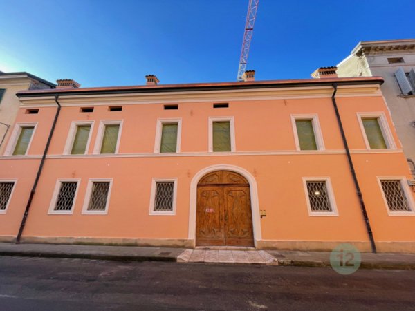 appartamento in vendita a Carpi in zona Centro Storico