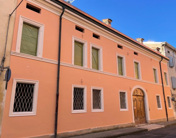 appartamento in vendita a Carpi in zona Centro Storico