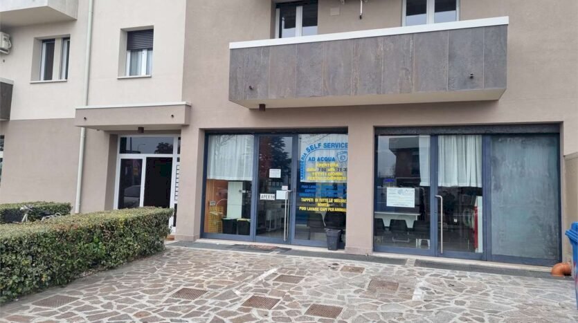 locale commerciale in vendita a Carpi