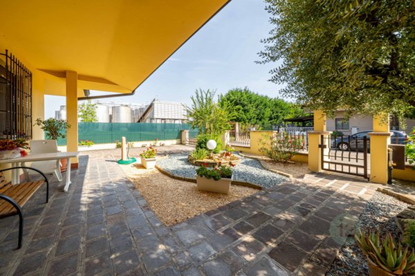 casa indipendente in vendita a Carpi in zona San Marino