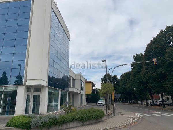 locale commerciale in vendita a Carpi in zona Quartirolo