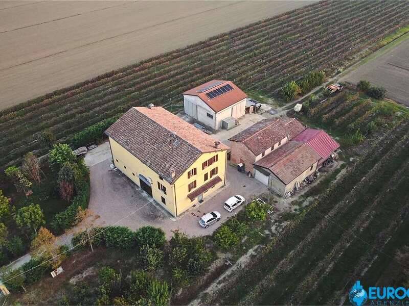 casa indipendente in vendita a Carpi in zona Centro Storico