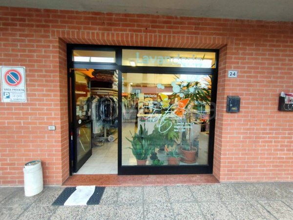 negozio in vendita a Carpi in zona Fossoli