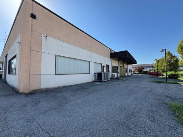 locale commerciale in vendita a Carpi in zona Fossoli