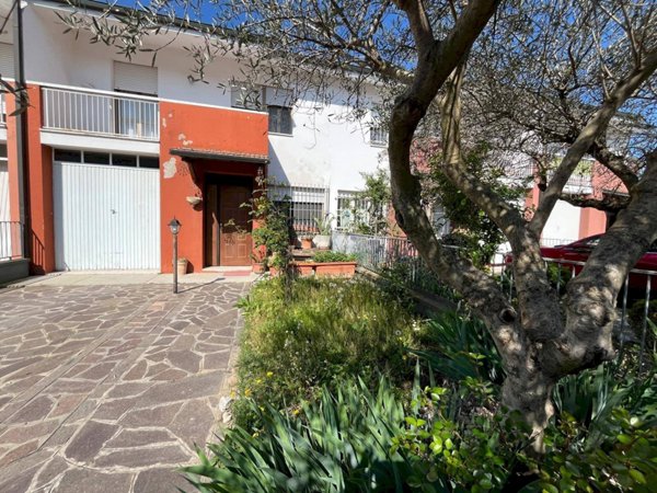 casa indipendente in vendita a Castelfranco Emilia in zona Piumazzo