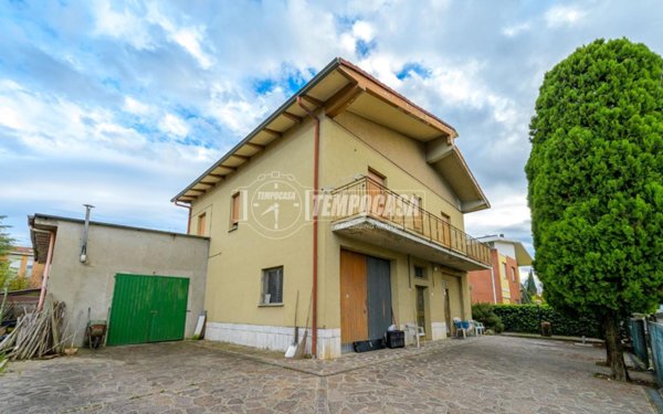 casa indipendente in vendita a Castelfranco Emilia in zona Piumazzo