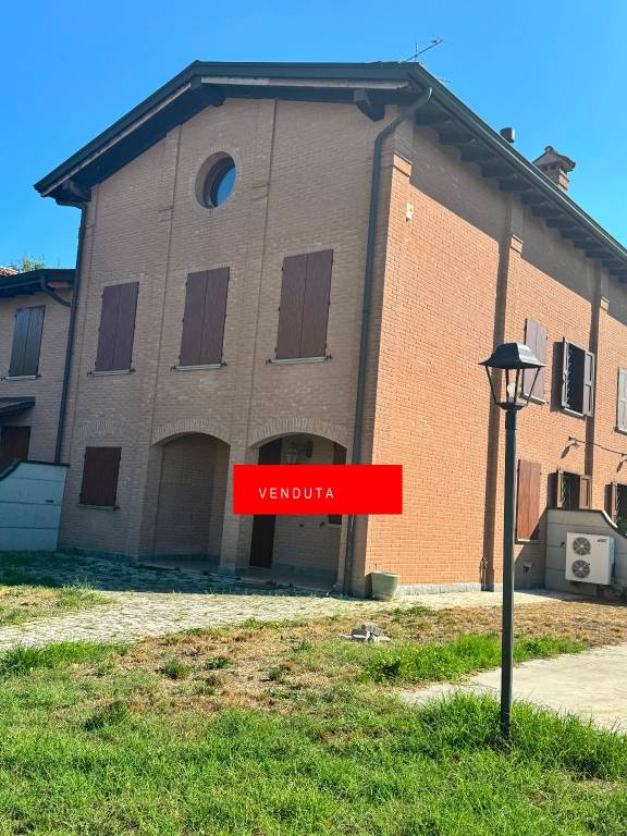 casa indipendente in vendita a Castelfranco Emilia in zona Cavazzona