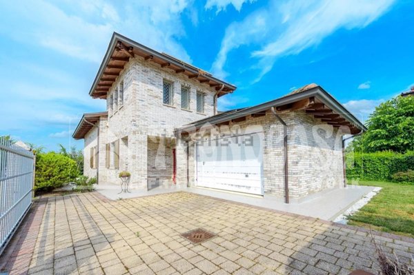 casa indipendente in vendita a Castelfranco Emilia in zona Manzolino