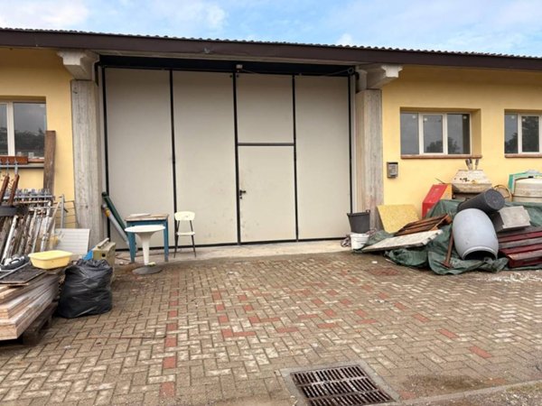 locale commerciale in vendita a Castelfranco Emilia in zona Casale California