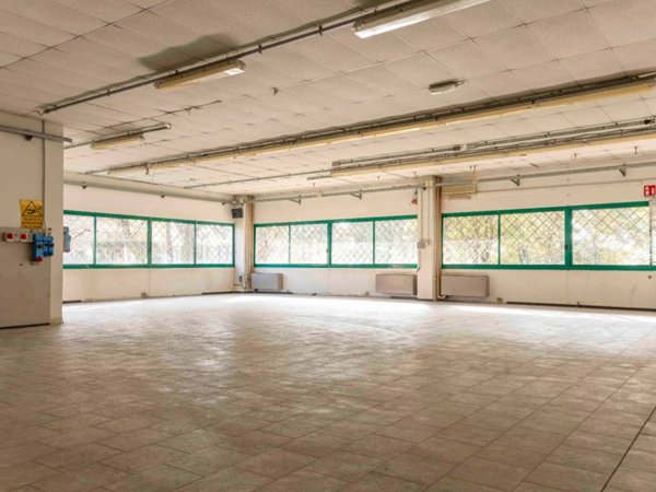 locale commerciale in vendita a Castelfranco Emilia in zona Cavazzona