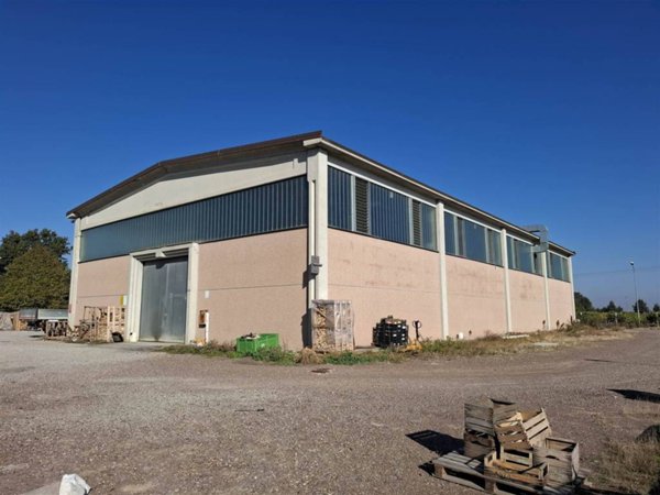 locale commerciale in vendita a Castelfranco Emilia in zona Piumazzo