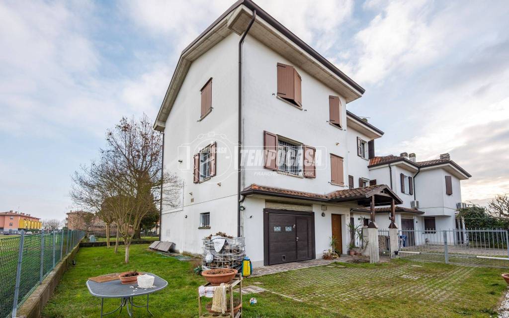 casa indipendente in vendita a Castelfranco Emilia in zona Riolo