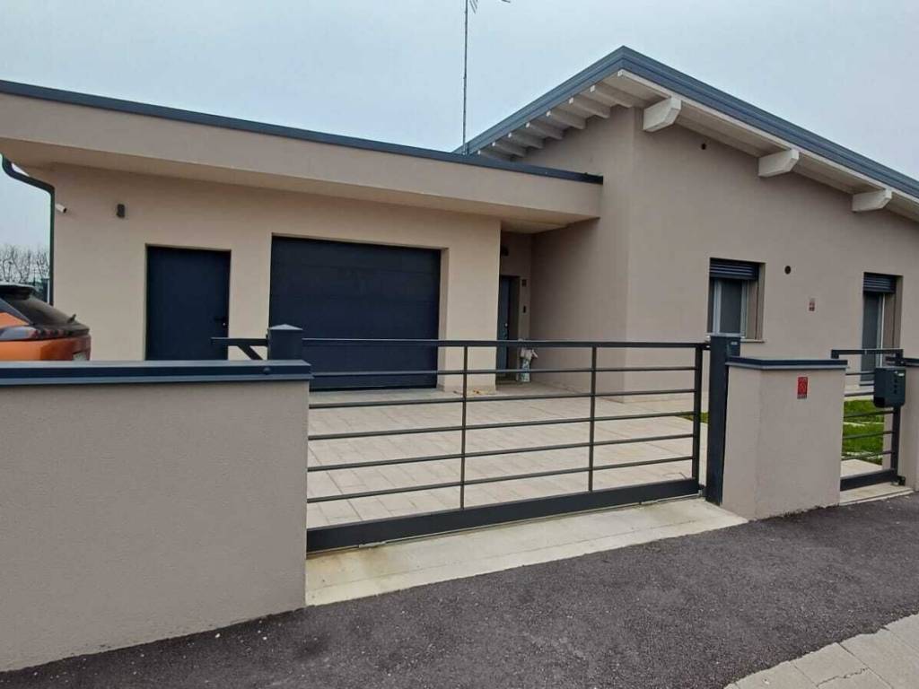 casa indipendente in vendita a Castelfranco Emilia in zona Riolo