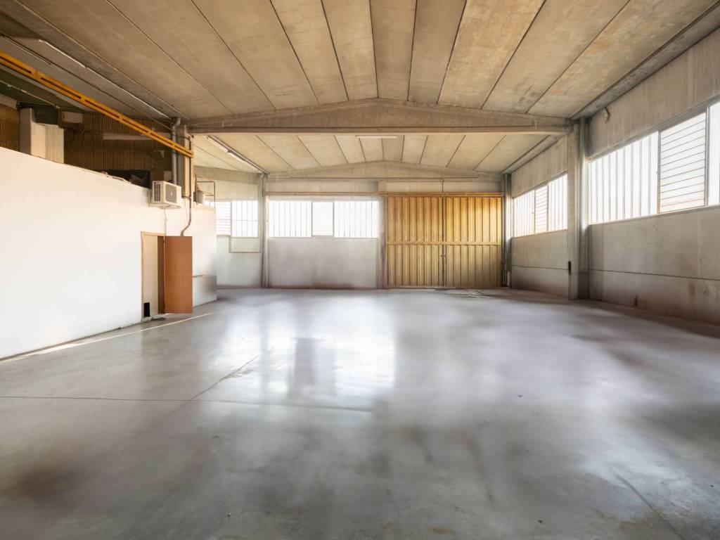 locale commerciale in vendita a Castelfranco Emilia